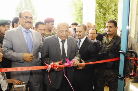 .. وأثناء افتتاحه معرض الفنان التشكيلي الحذيفي أمس